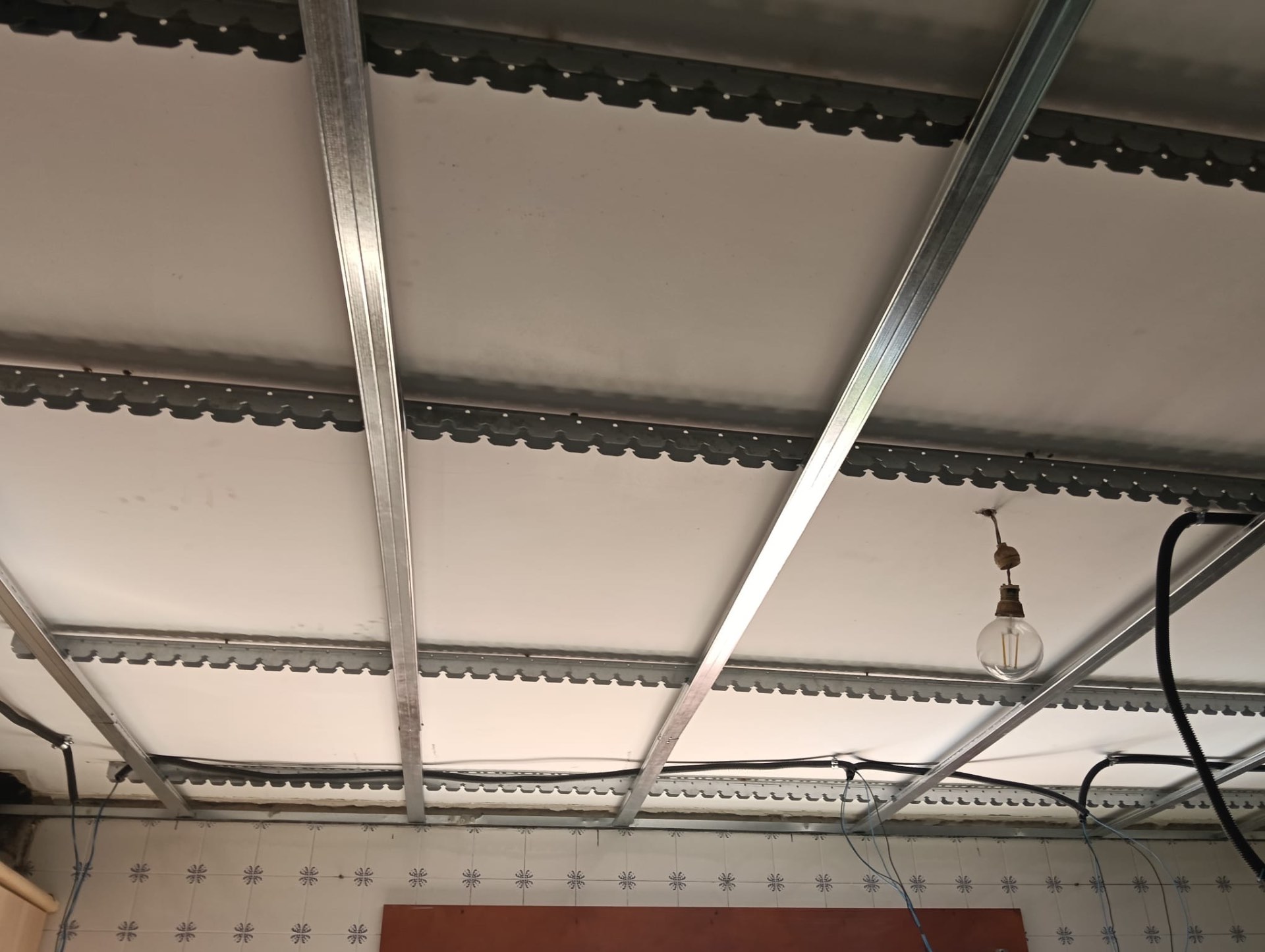 Cablagem elétrica passada em estrutura de teto falso