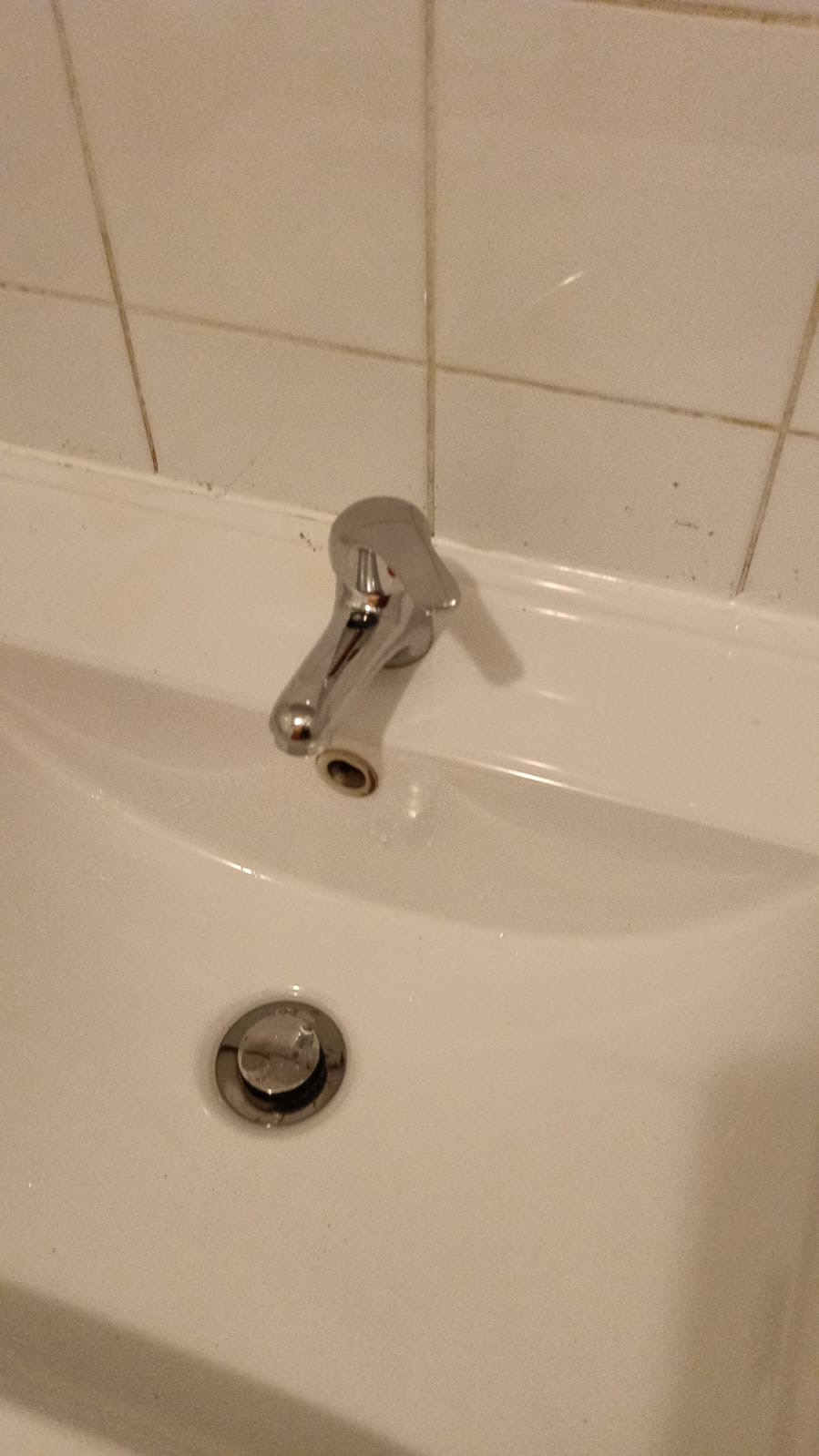 Lavatório com torneira monocomando substituída