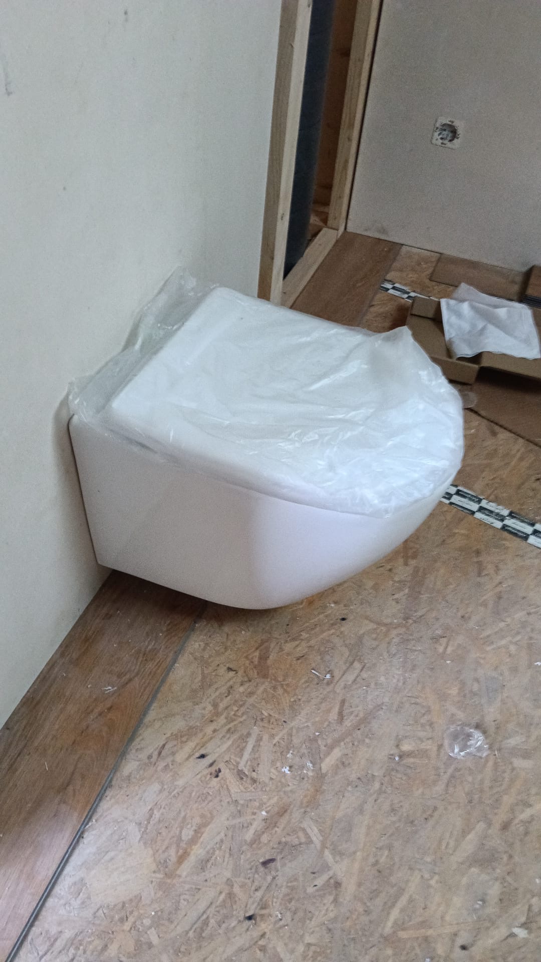 Sanita suspensa instalada em instalação sanitária em remodelação