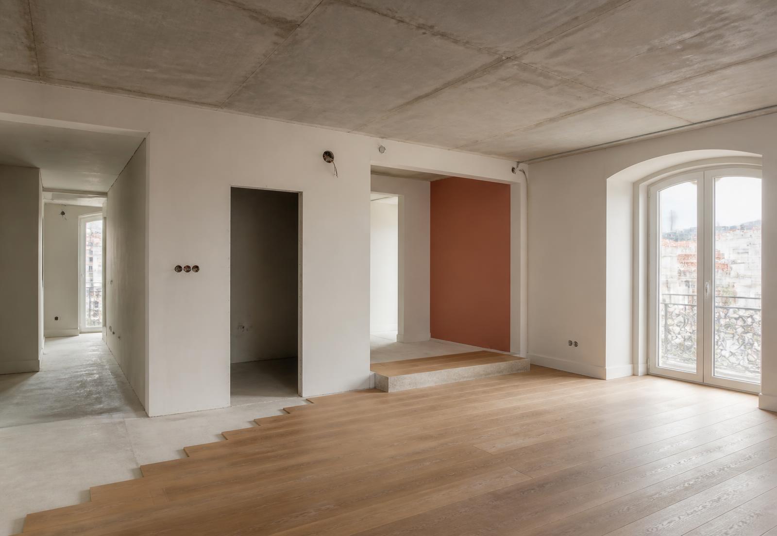 Interior de edifício em obra, antes dos acabamentos